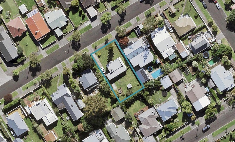 38 Smale Street, Point Chevalier, Auckland - Carousel 1