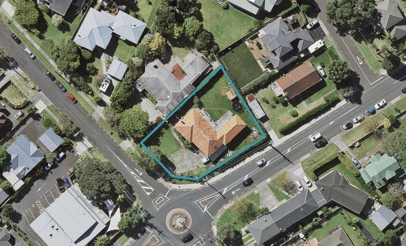 11 Lake Pupuke Drive, Takapuna, Auckland - Carousel 1