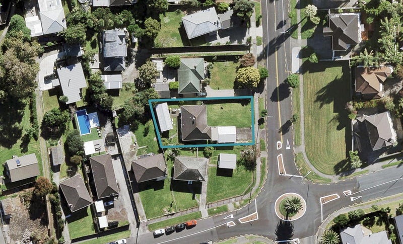 1 Beach Road, Te Atatu Peninsula, Auckland - Carousel 1