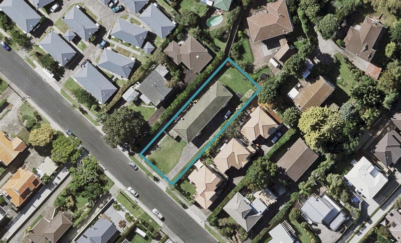 2/11 Dallinghoe Crescent, Milford, Auckland - Carousel 1
