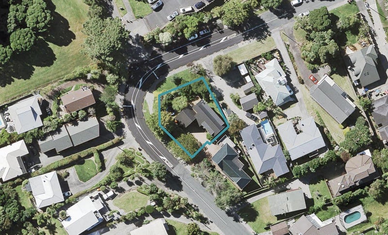 7 Clematis Avenue, Murrays Bay, Auckland - Carousel 1