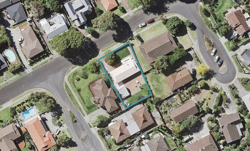24 Dalwhinnie Parade, Highland Park, Auckland - Carousel 1