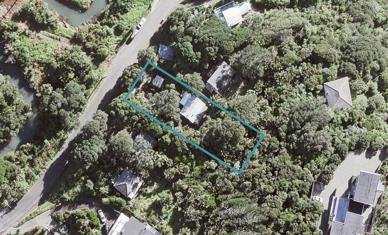 13 Glenesk Road, Piha, New Lynn - Carousel 1