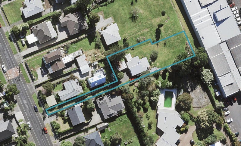 17 Flanshaw Road, Te Atatu South, Auckland - Carousel 1