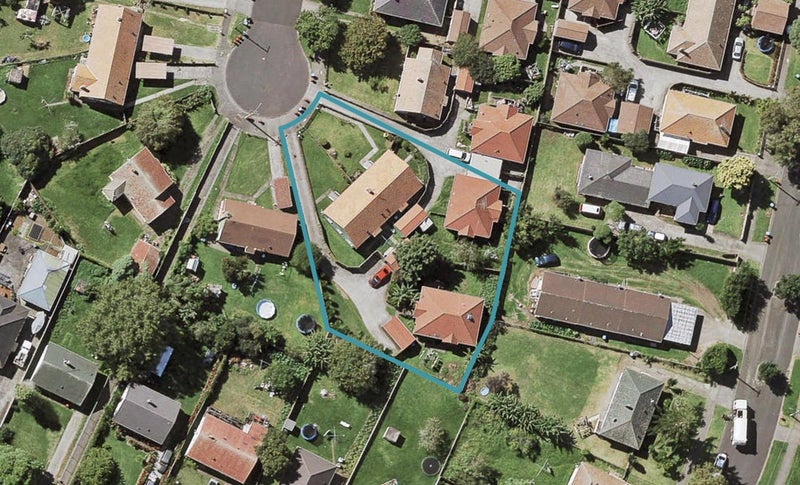 42 Holland Avenue, Point England, Auckland - Carousel 1