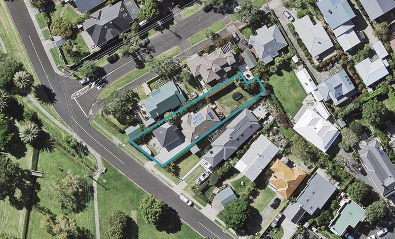 18 Wairoa Road, Narrow Neck, Auckland - Carousel 1