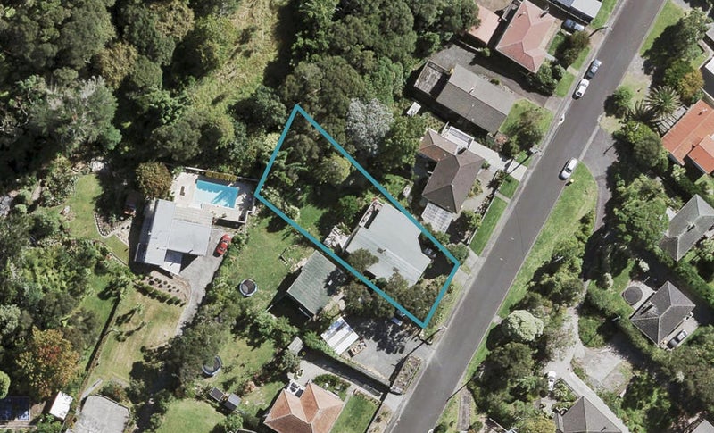 16 Fairmount Road, Titirangi, Auckland - Carousel 1