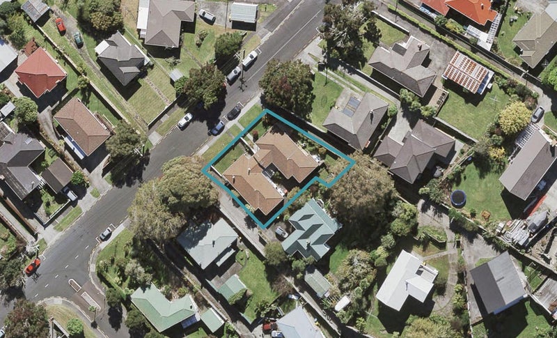 2/27 Buscomb Avenue, Henderson, Auckland - Carousel 1