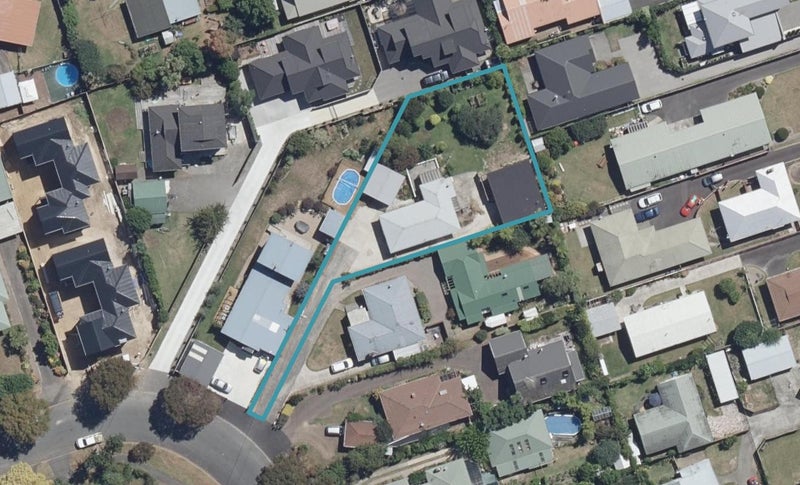 52 Queenwood Avenue, Queenwood, Hamilton - Carousel 1