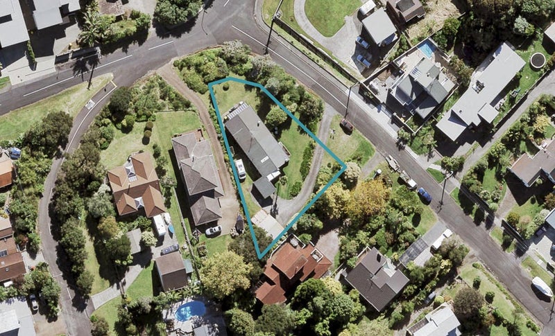 2/1 Alison Avenue, Herald Island, Auckland - Carousel 1