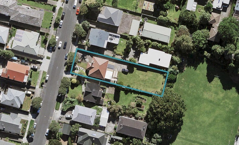 12 Kingsway Avenue, Sandringham, Auckland - Carousel 1