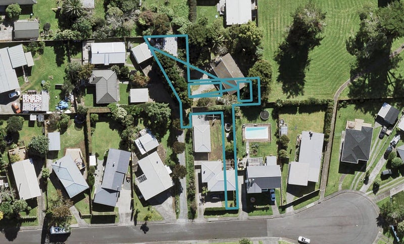 14E Clinton Avenue, Te Atatu Peninsula, Auckland - Carousel 1
