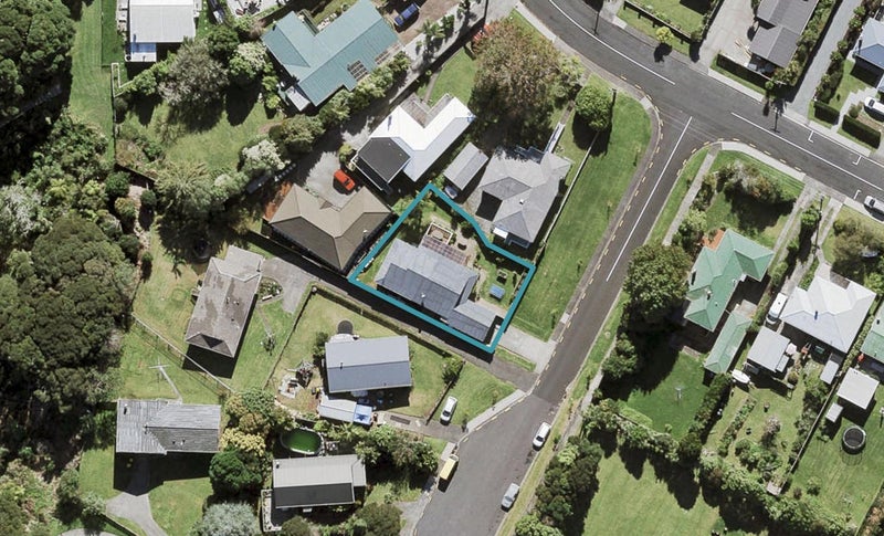 1 Crieff Place, Te Atatu Peninsula, Auckland - Carousel 1