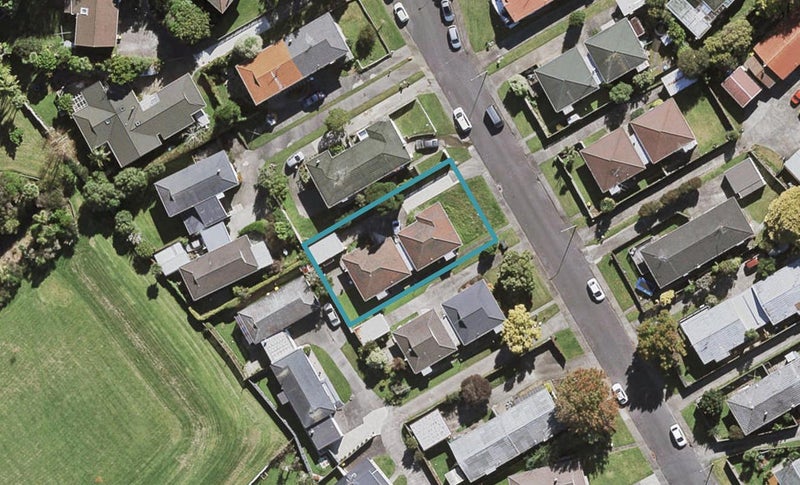 1/16 Mannering Place, Hillcrest, Auckland - Carousel 1