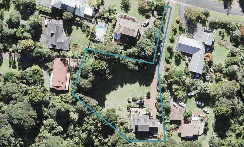 5 Atarua Gardens, Waiatarua, Auckland - Carousel 1