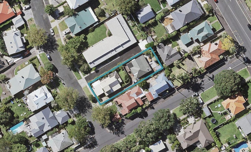 2/4 North Avenue, Narrow Neck, Auckland - Carousel 1