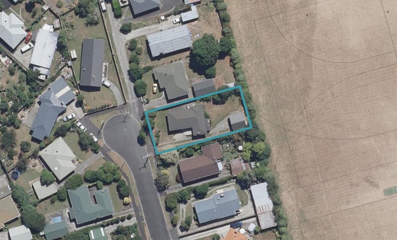 18 Defoe Avenue, Hillcrest, Hamilton - Carousel 1