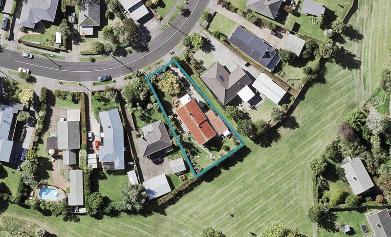 16 Weybridge Crescent, Glen Innes, Auckland - Carousel 1