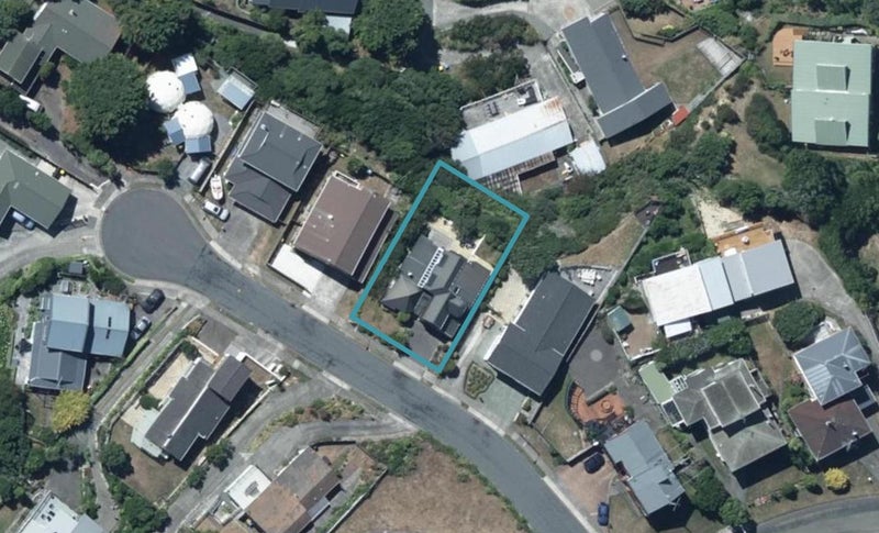 8 Tremaine Place, Camborne, Porirua - Carousel 1