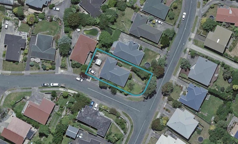 47 St Johns Terrace, Tawa, Wellington - Carousel 1