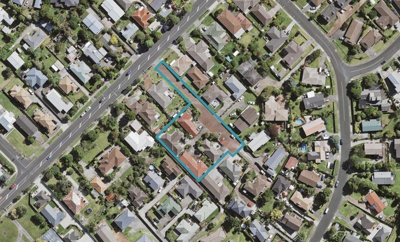 2/3 Spring Grove, Henderson, Auckland - Carousel 1