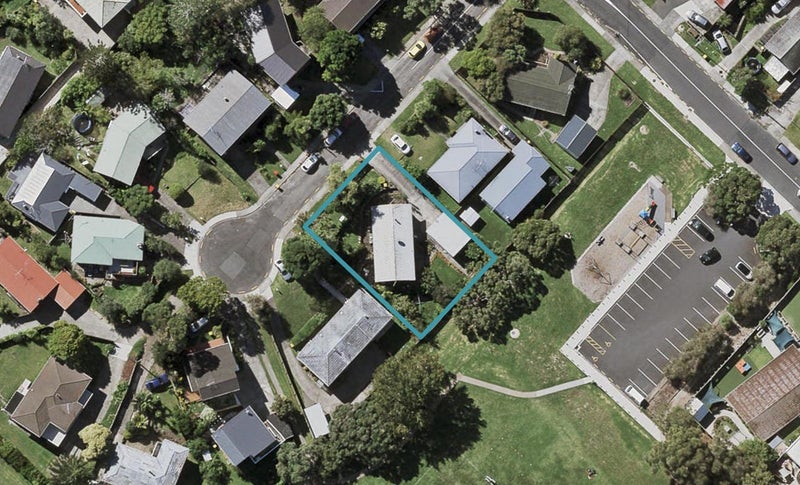 6 Heather Place, Sunnynook, Auckland - Carousel 1