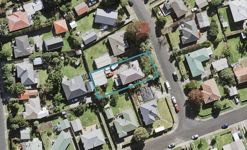 4 Crocombe Crescent, Beach Haven, Auckland - Carousel 1
