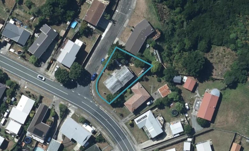 2 Crown Hill, Titahi Bay, Porirua - Carousel 1
