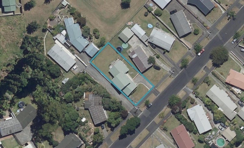 35 Lewis Street, Glenview, Hamilton - Carousel 1