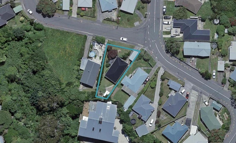1 Lynda Avenue, Paparangi, Wellington - Carousel 1