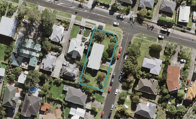 10 Raleigh Road, Northcote, Auckland - Carousel 1