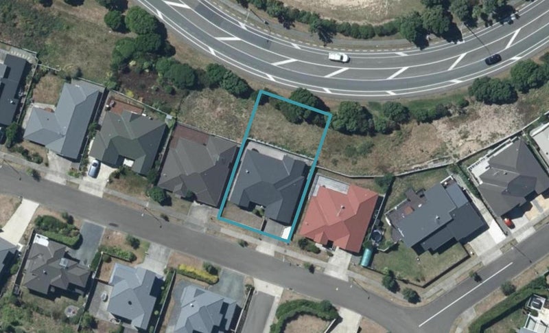 18 Aspiring Terrace, Aotea, Porirua - Carousel 1