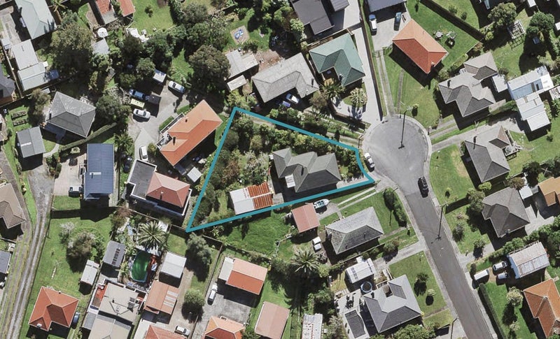 8 Norma Avenue, Te Atatu South, Auckland - Carousel 1