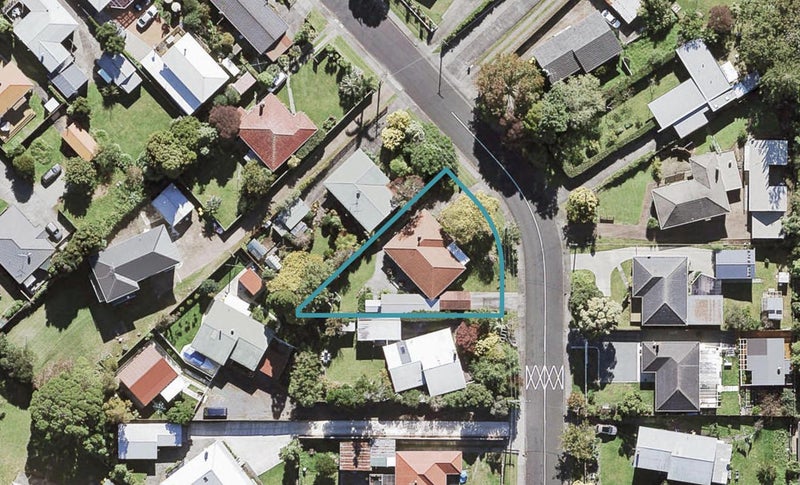 9 Taupo Street, Green Bay, Auckland - Carousel 1