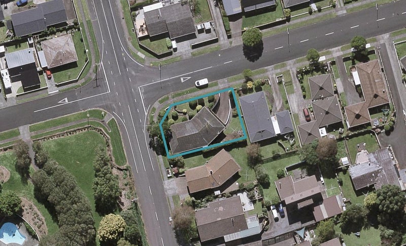 2 Poplar Grove, Whalers Gate, New Plymouth - Carousel 1