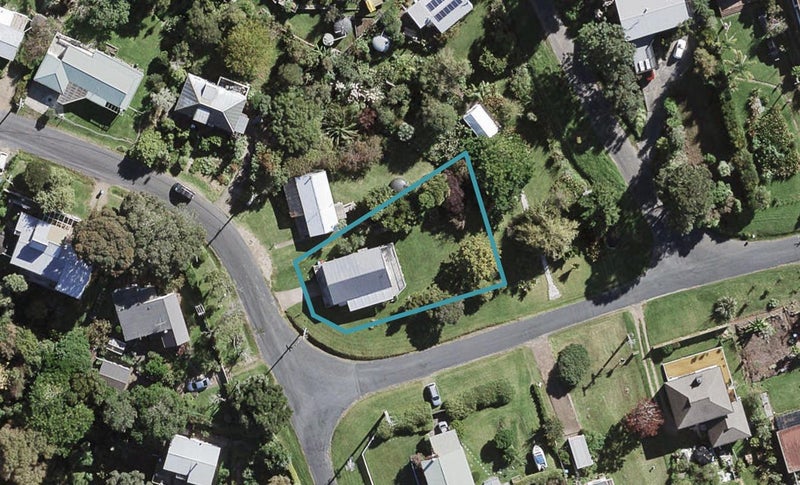 2 Nikau Road, Oneroa, Waiheke Island - Carousel 1
