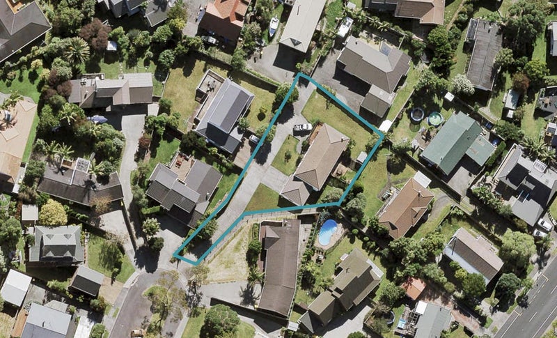 13 Raphael Place, West Harbour, Auckland - Carousel 1