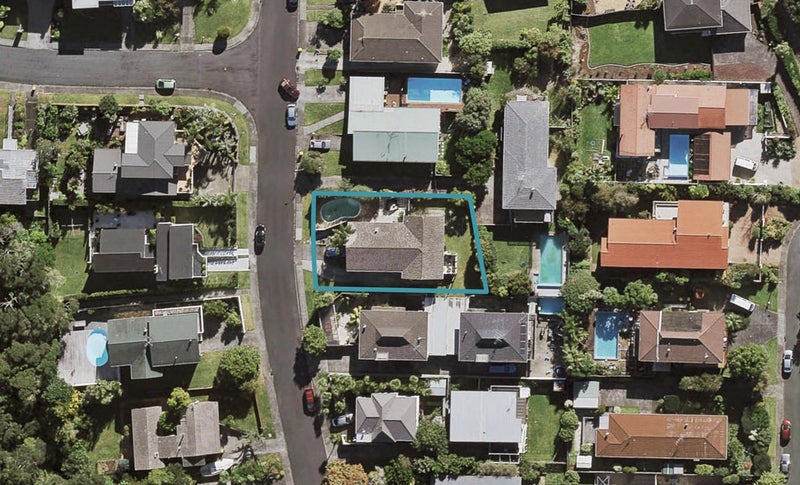 16 Holdaway Avenue, Northcote, Auckland - Carousel 1