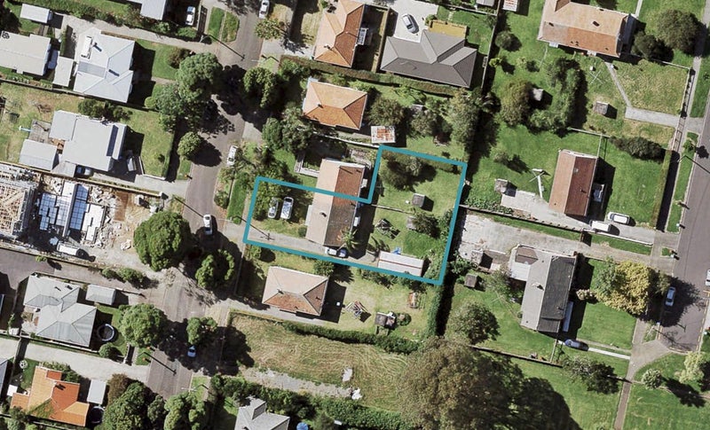 10 Waddell Avenue, Point England, Auckland - Carousel 1