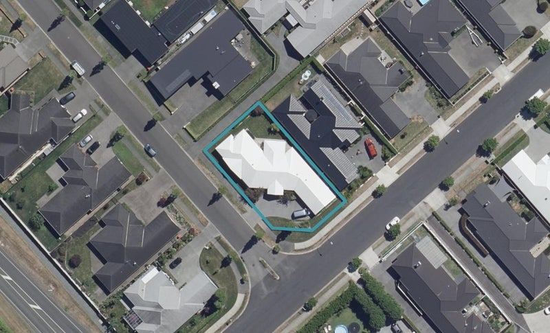 2 Amokura Crescent, Flagstaff, Hamilton - Carousel 1