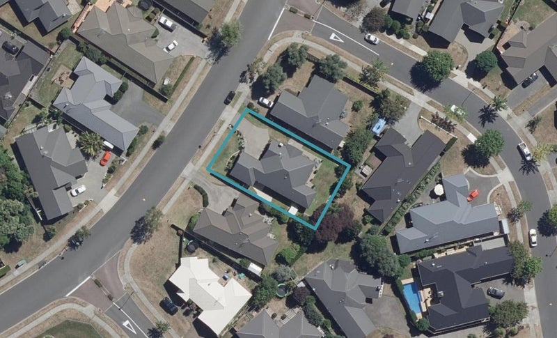 17 Saint James Drive, Huntington, Hamilton - Carousel 1