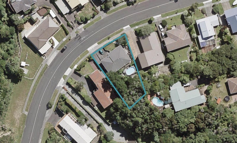 12 King Charles Drive, Kingsley Heights, Upper Hutt - Carousel 1