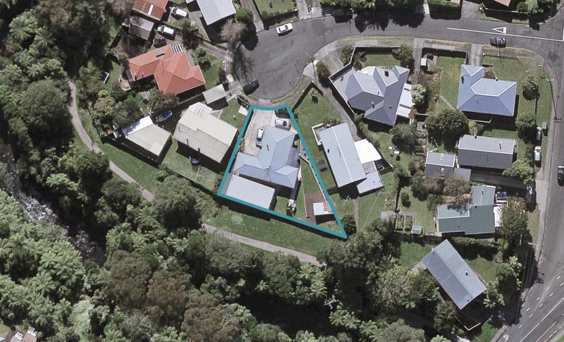 11 Kendal Place, Merrilands, New Plymouth - Carousel 1