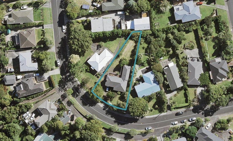 13 Highland Avenue, Titirangi, Auckland - Carousel 1