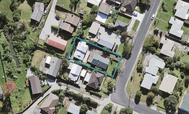 2/8 Cobham Crescent, Kelston, Auckland - Carousel 1