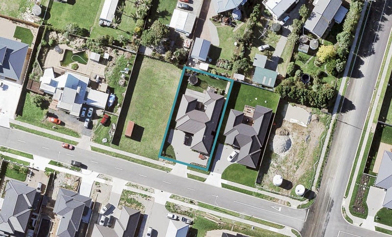 72 Seventh View Avenue, Beachlands, Auckland - Carousel 1