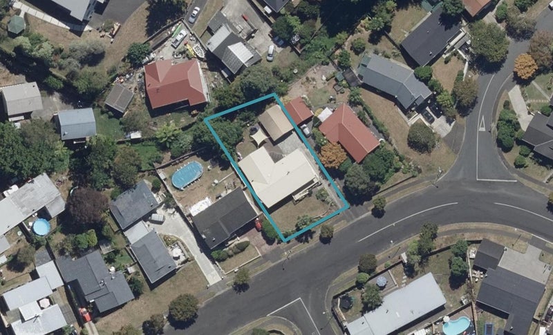 16 Sunnyhills Avenue, Glenview, Hamilton - Carousel 1
