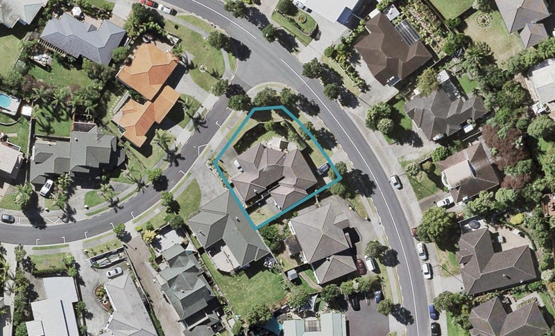 13 Graham Collins Drive, Windsor Park, Auckland - Carousel 1