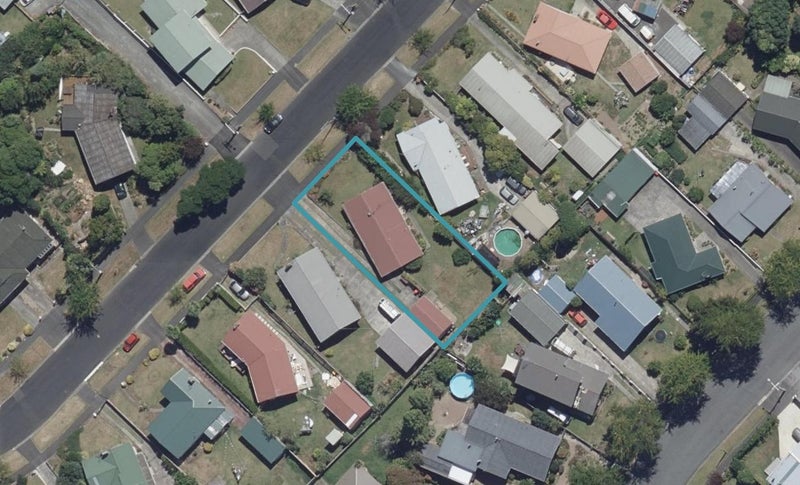 34 Lewis Street, Glenview, Hamilton - Carousel 1