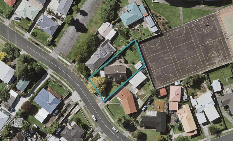 84 Edgewater Drive, Pakuranga, Auckland - Carousel 1